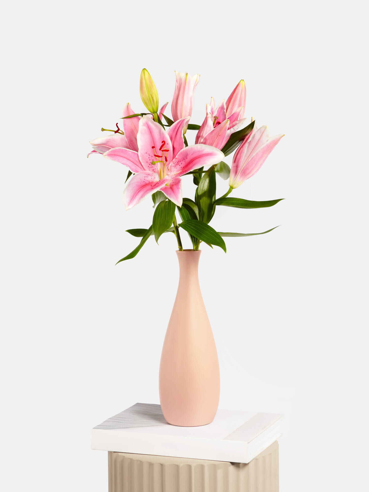 Lilies in Peachy Cream mit Vase - Hauptblüte: Lilien - Hauptfarbe: Apricot, Rosa