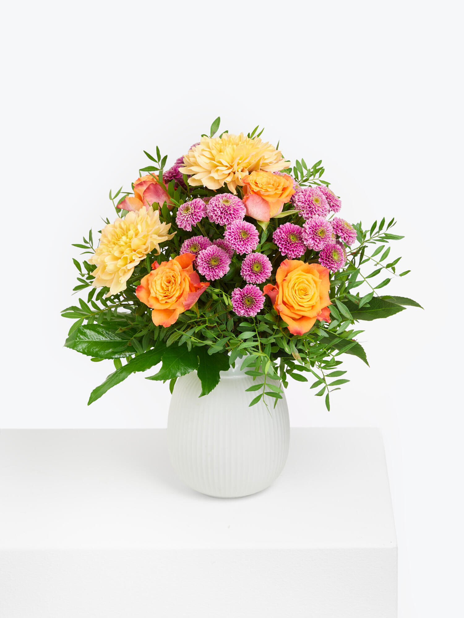 Strauß der Woche - Hauptblüte: Chrysanthemen, Rosen - Hauptfarbe: Apricot, Orange, Rosa