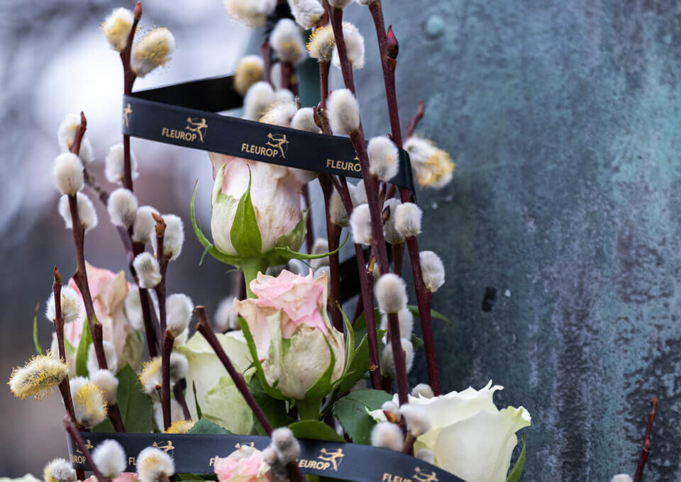 Nahaufname Liesl Karlstadt Denkmal München mit Blumen geschmückt