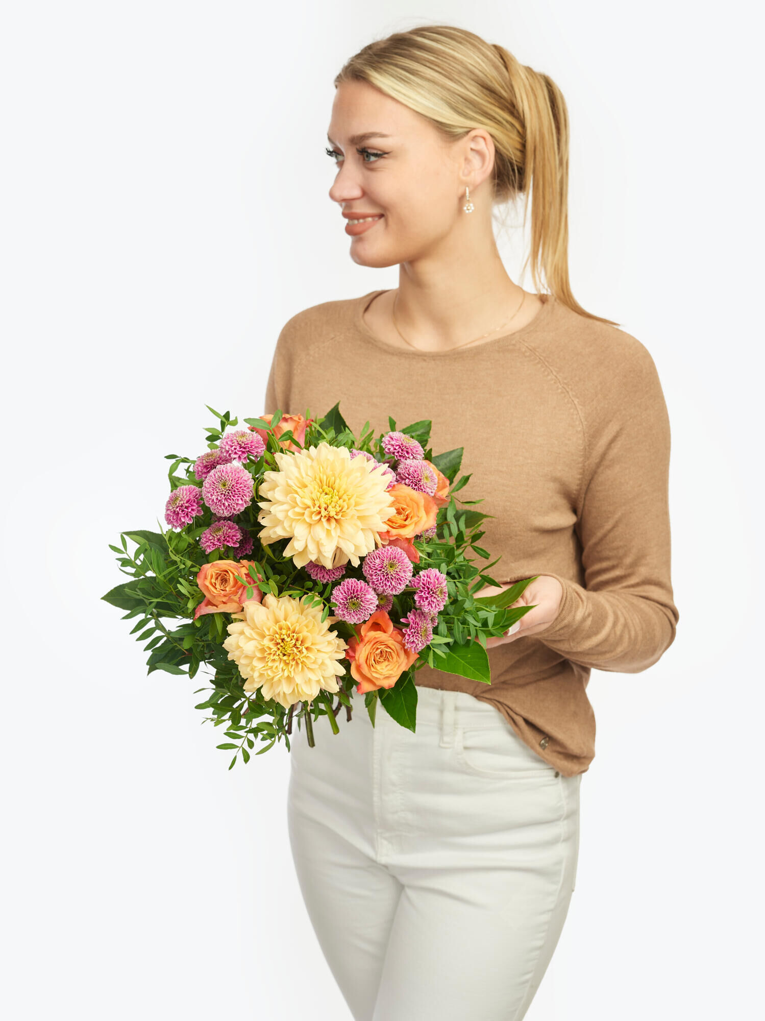 Strauß der Woche - Hauptblüte: Chrysanthemen, Rosen - Hauptfarbe: Apricot, Orange, Rosa